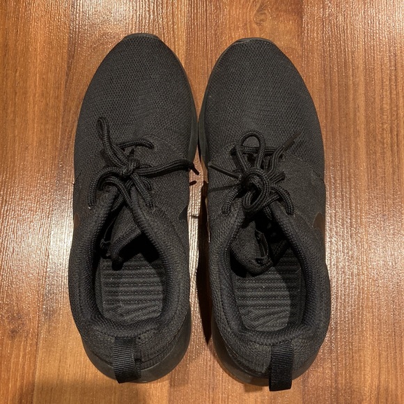 Women’s Nike Roche - Picture 4 of 5